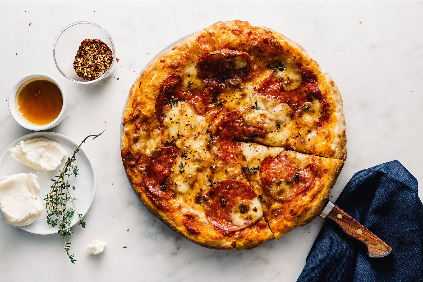 Pizza au fromage, au salami et au miel